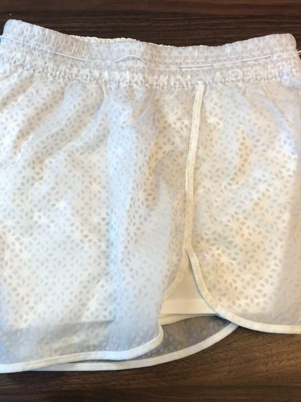 lululemon Women's shorts Size 4 Silhouette White with print and inside pocket - Picture 3 of 11